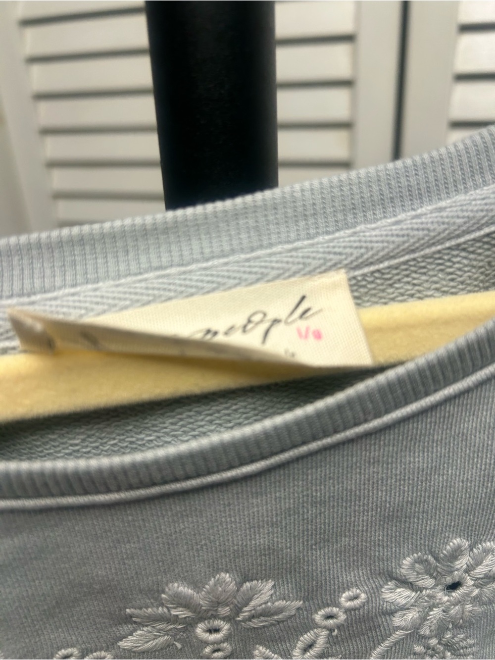 Nwot Iris Embroidered Sweatshirt - Picture 6 of 9